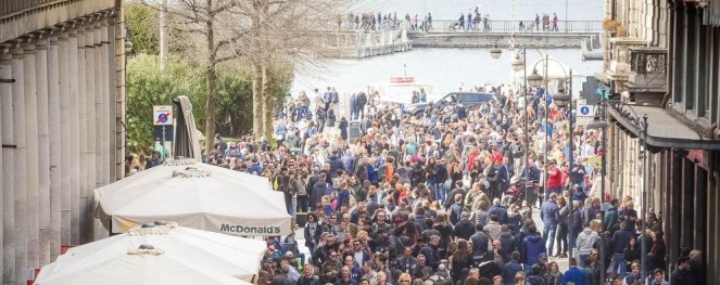 folla-di-turisti-e-como-va-in-tilt-impreparati_68557144-36ad-11e8-aa57-0db3119d44e6_998_397_big_story_detail